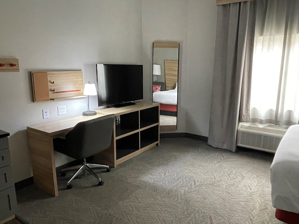 Candlewood Suites Tuscaloosa by IHG - photo 40