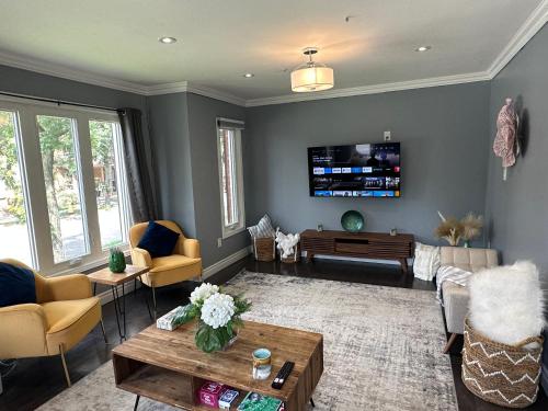 Chic Spacious Home You’ll Love — Markham — photo 5