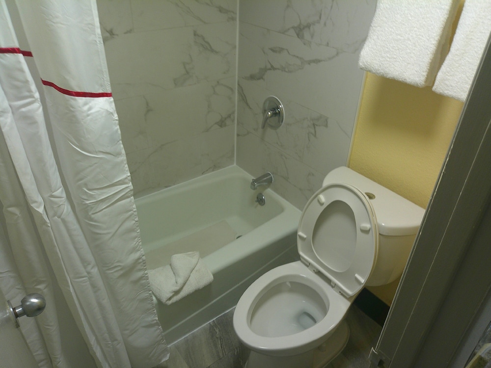 Red Roof Inn Hampton Coliseum - photo 15