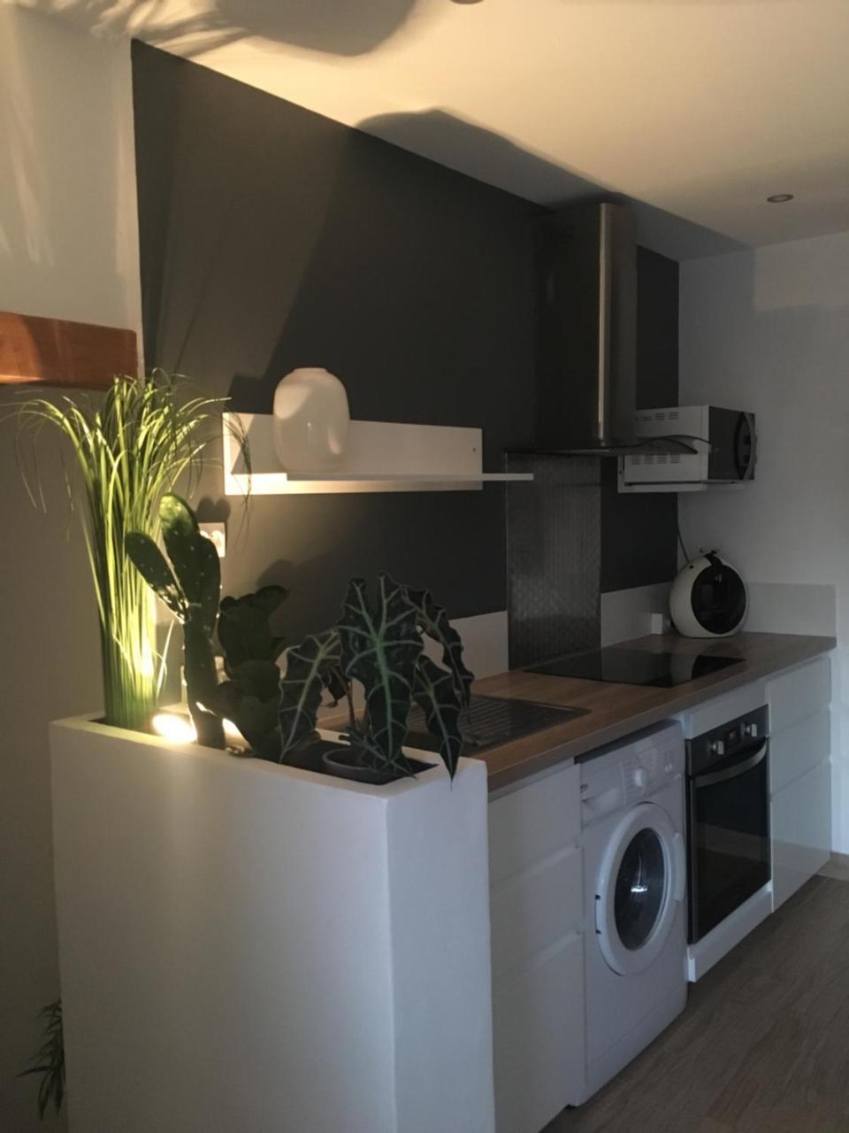 Goeland 3 Studio Classe Climatise Wifi Terrasses Petite Vue Mer Laterale Au 3 Eme Etage Sans Ascenseur in Toulon, France