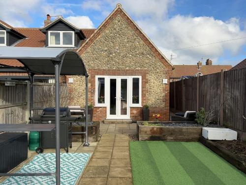 5 O Clock Somewhere with Private Hot Tub in Sheringham, United Kingdom