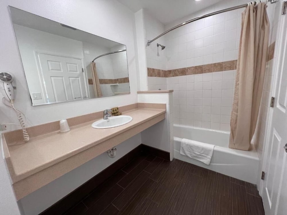 Town and Country Inn - photo 25