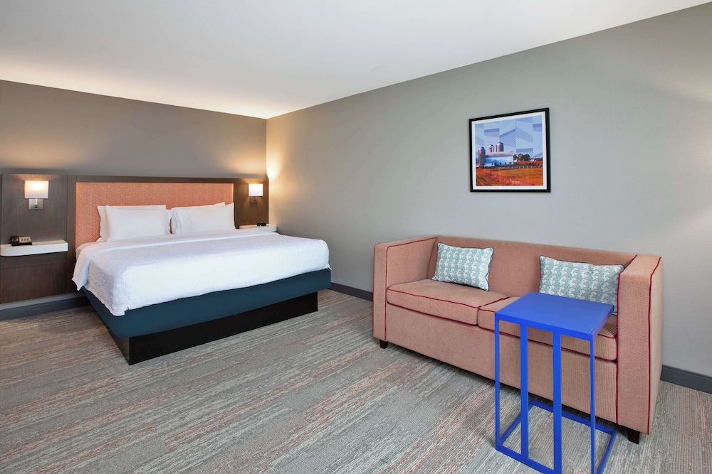 Hampton Inn Clinton IA - photo 32