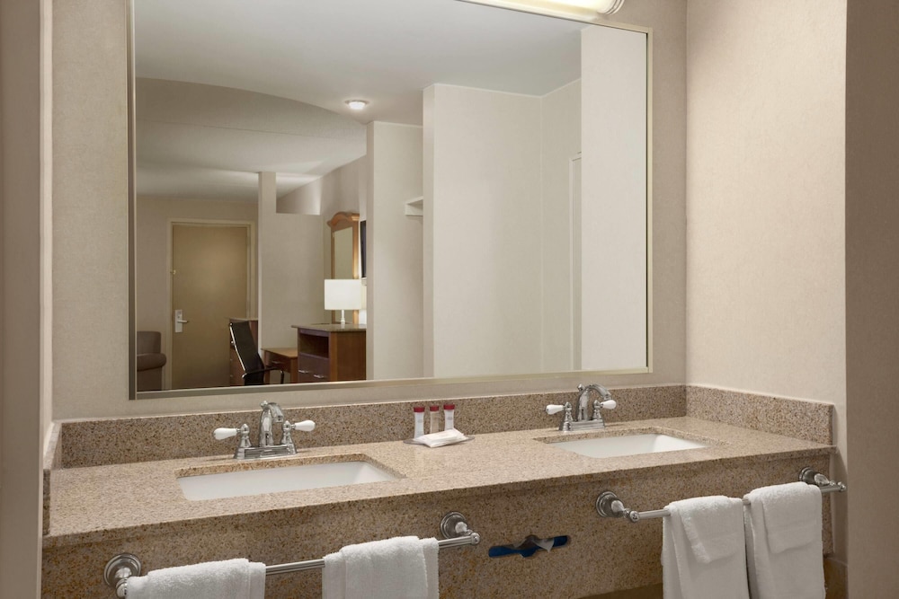 Ramada by Wyndham Rockville Centre - photo 24