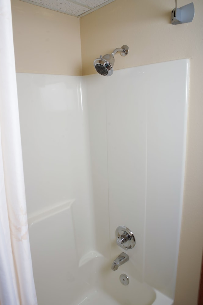 Dutch Inn and Suites - photo 17