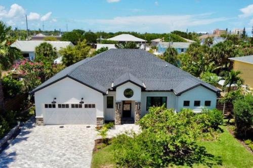 HARDING HAVEN Spacious pool home one block to the beach — 4-Star Luxury Hotel in Cocoa Beach, United States