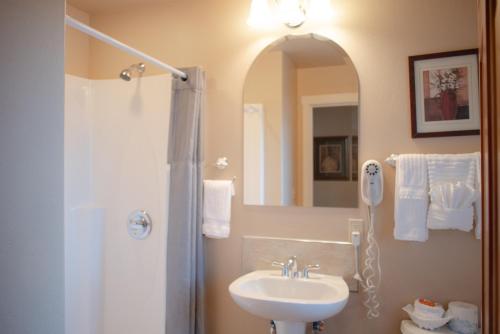 Lakeshore Lodging Lodge 709 — 4-Star Luxury Hotel in Homer, United States