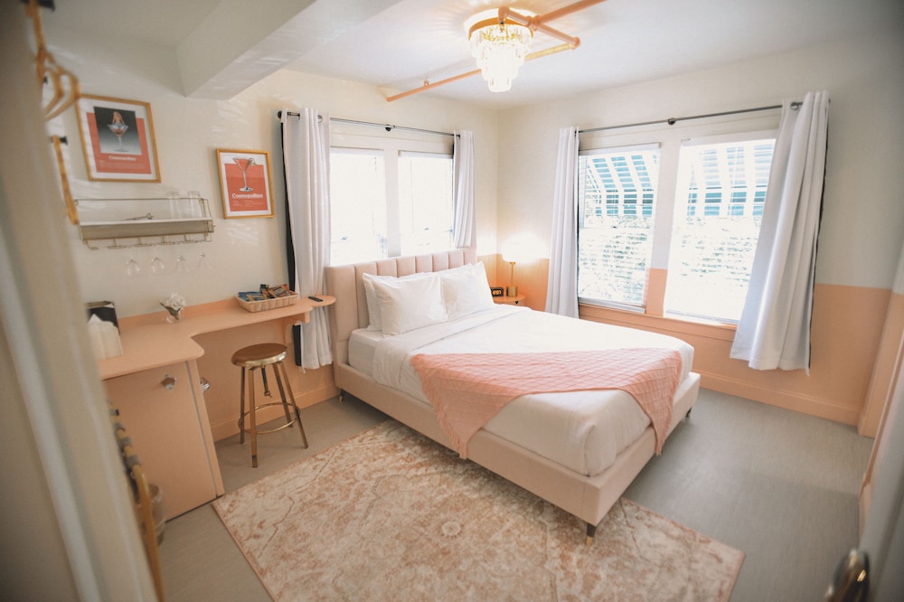 Peninsula Bed & Cocktails - featured photo