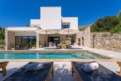 Villa Praska with private 28 5 sqm pool 3 en suite bedrooms Sauna 1km to Beach — 4-Star Luxury Hotel in Podstrana, Croatia