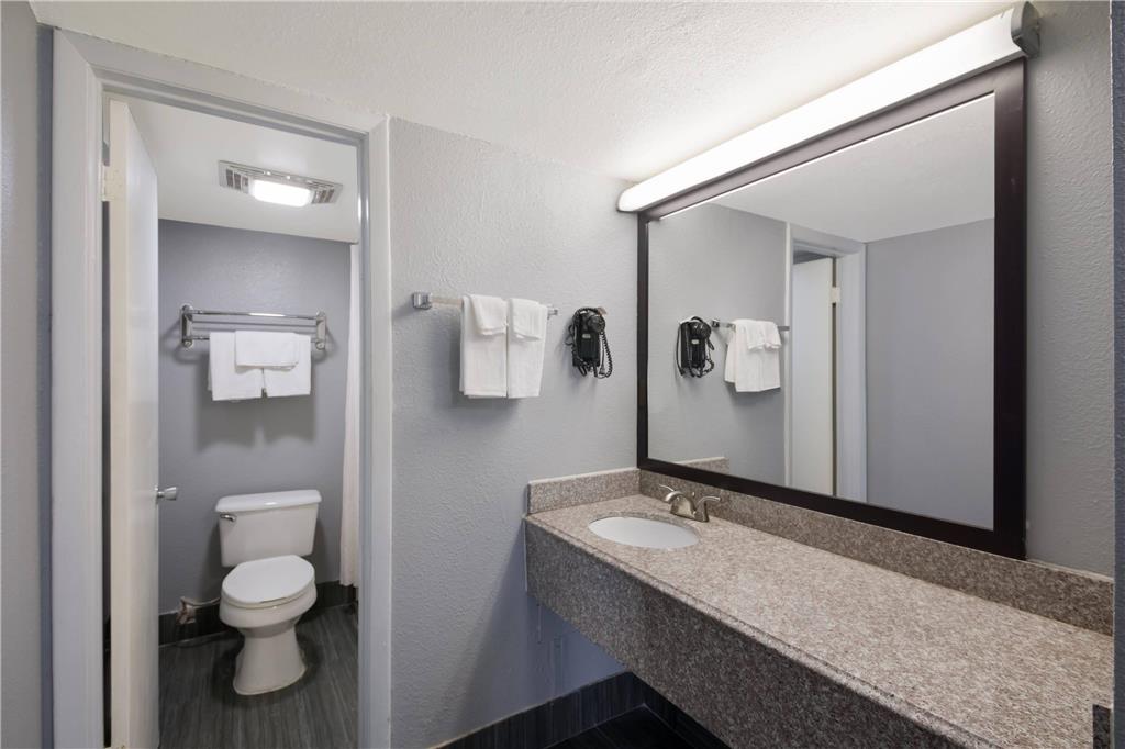 Econo Lodge Austin North near The Domain - photo 16