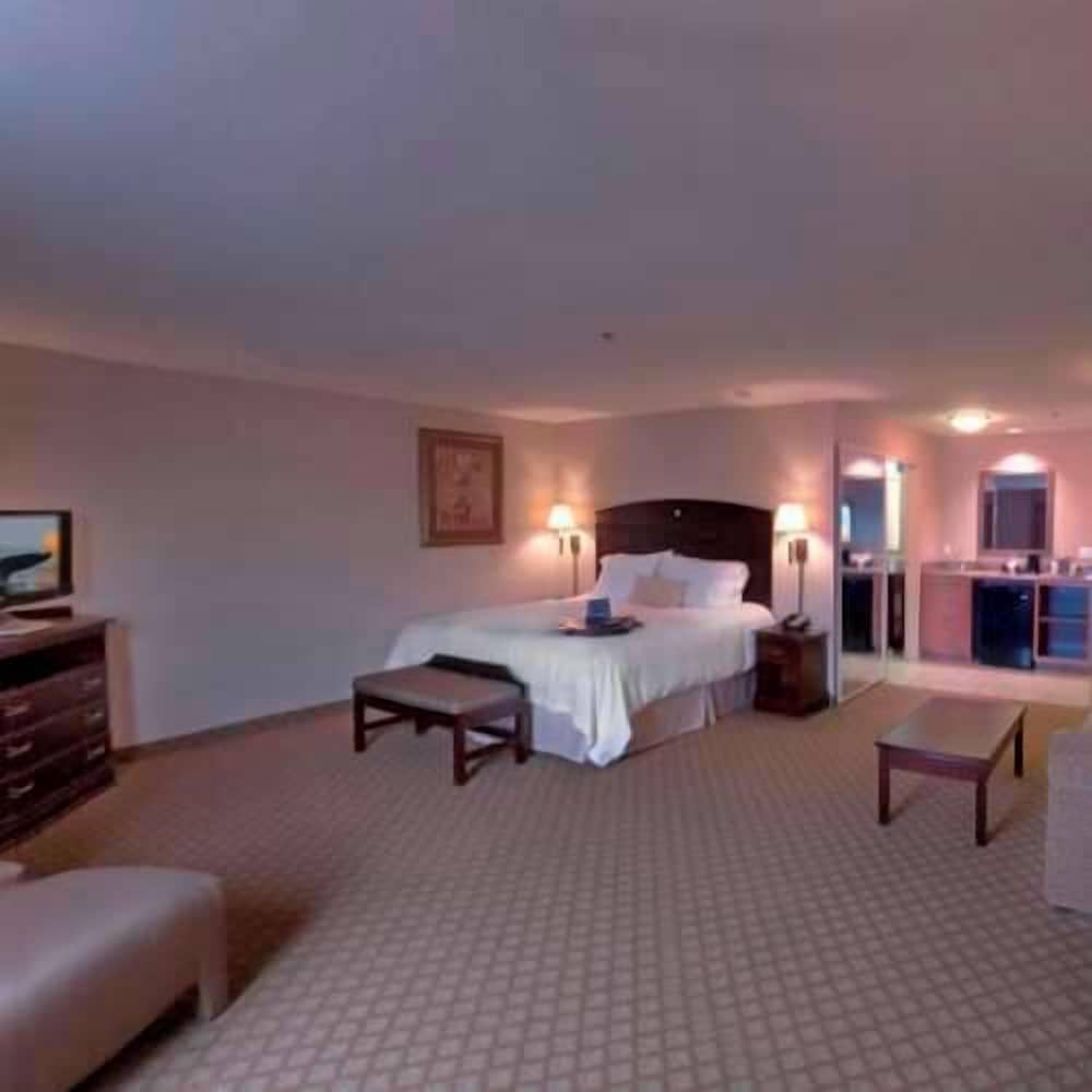 Hampton Inn & Suites Farmington - photo 13