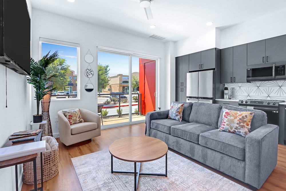 Relax in a Luxe Resort style Condo - photo 8