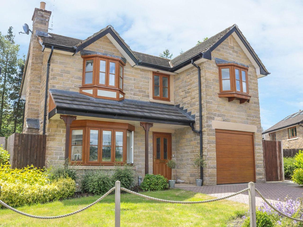 2 Carr Farm Close — 4-Star Luxury Hotel in Glossop, United Kingdom