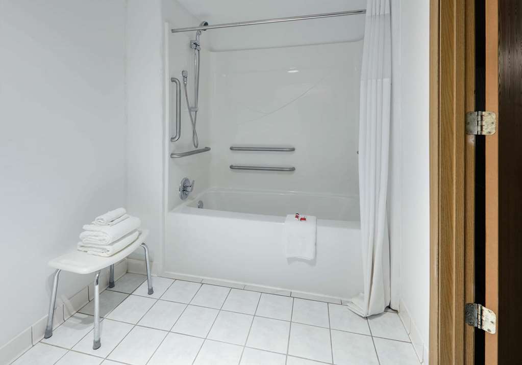 Days Inn & Suites by Wyndham Bentonville - photo 8