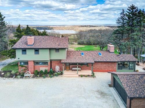 Secluded Luxury Retreat: 15 Acres Views Hot Tub in Spring Grove, United States