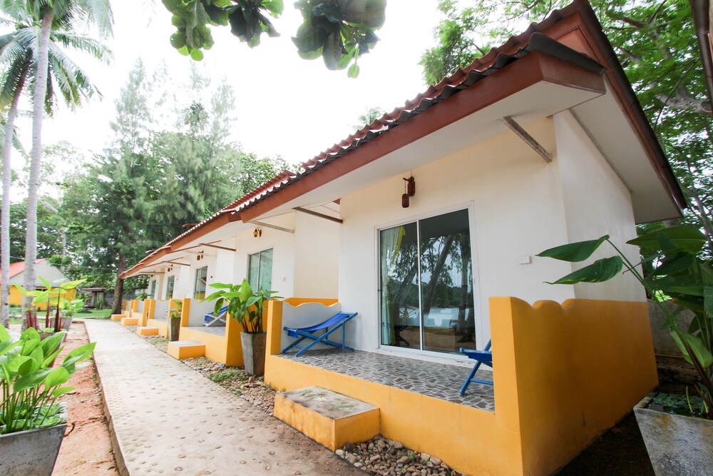 Issara Beach Resort in Nakhon Si Thammarat, Thailand