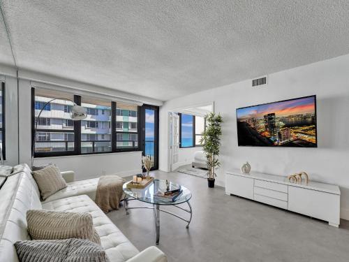 Cozy Beachfront Condo w Beach Service 1410 — 4-Star Luxury Hotel in Miami Beach, United States