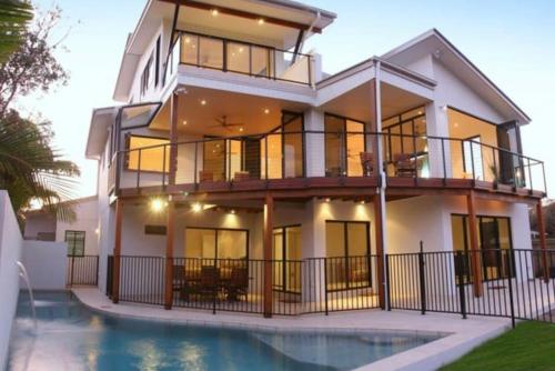 Ocean views - carbon neutral hotel in Buddina