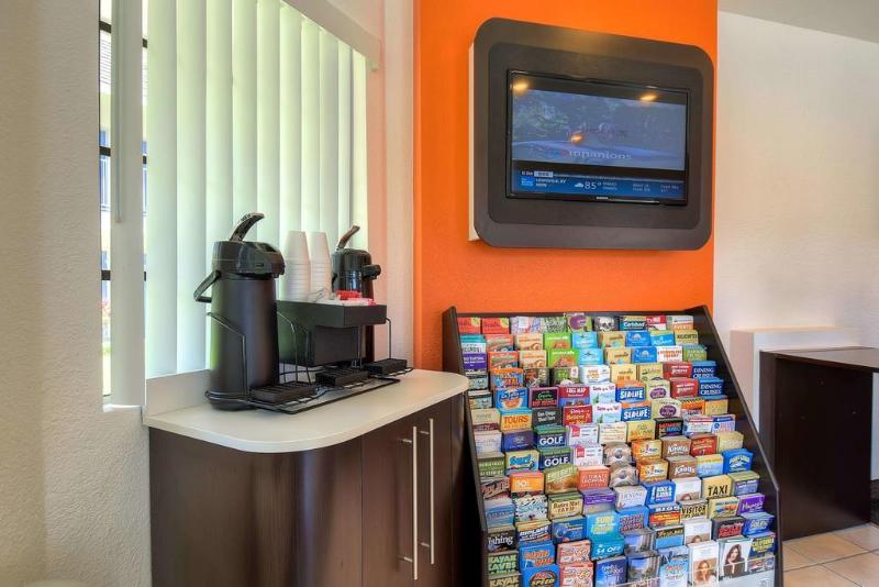 Motel 6 Carlsbad Downtown - photo 11