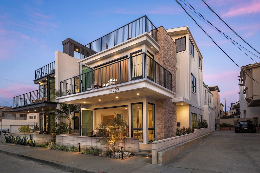 Beach Paradise Stunning 3 story in Long Beach in Long Beach, United States