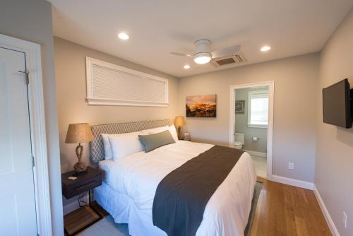 The East Island Reserve Hotel - photo 102