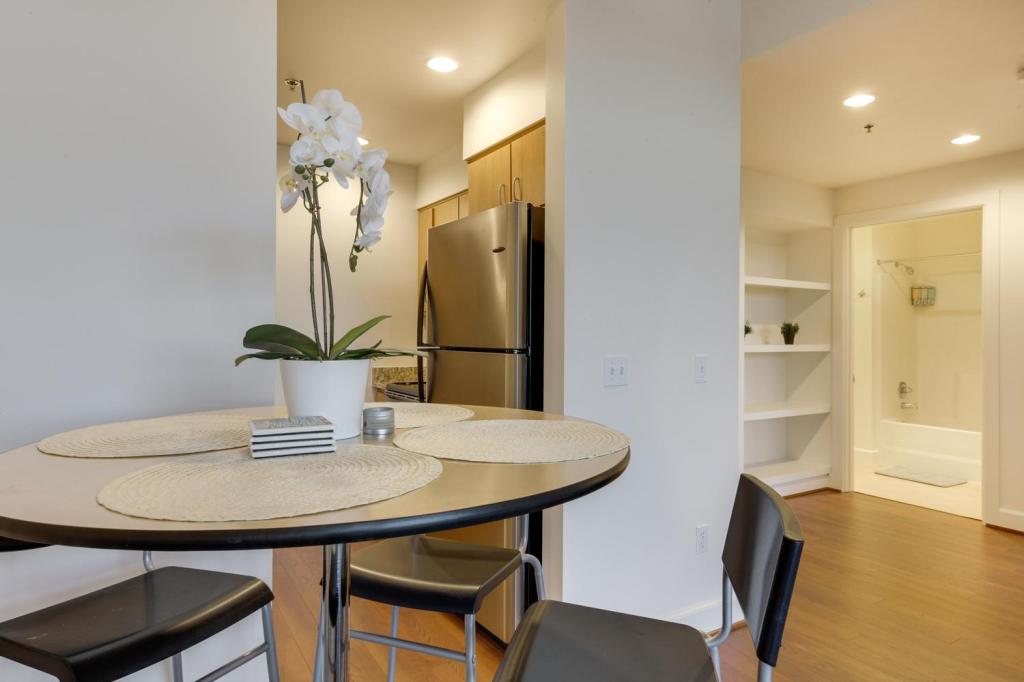 Spacious Downtown Location great for work and relaxing - photo 6
