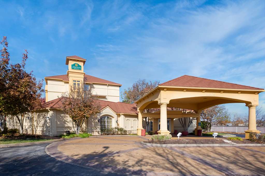 La Quinta Inn & Suites by Wyndham St. Louis Westport - photo 4