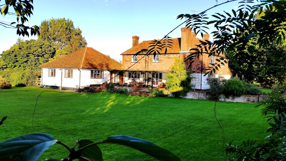 Iffin Farmhouse Accommodation — 4-Star Luxury Hotel in Canterbury, United Kingdom