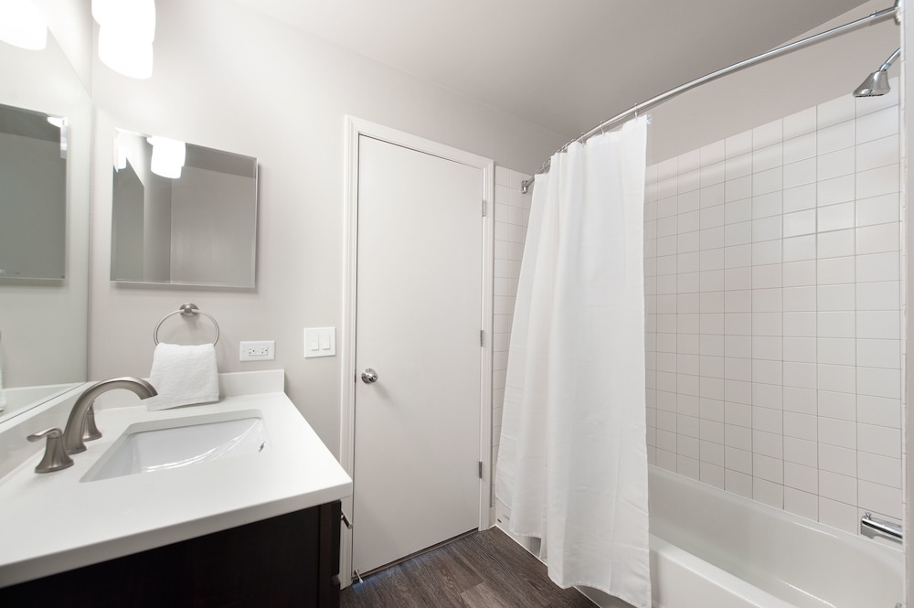 Bright South Loop Suites by Sonder - photo 15