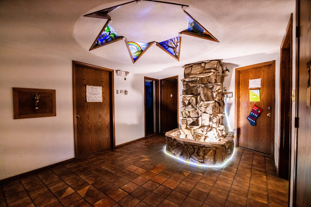 7 Gables Inn & Suites - photo 2