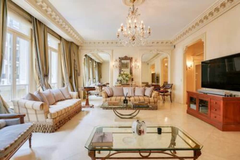 Royal Montaigne in Paris — 4-Star Luxury Hotel in Paris, France