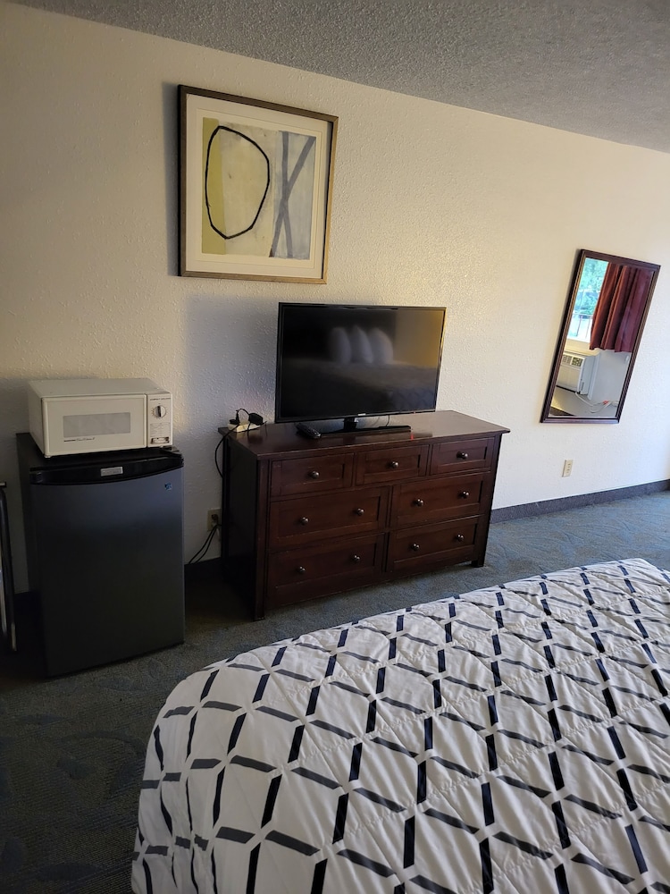 Smokey Point Motor Inn - photo 37