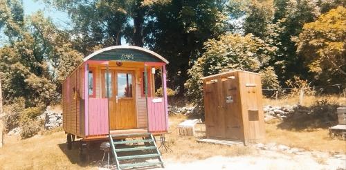 La Roulotte romantique des volcans — hotel in Saint-Saturnin-Les-Avignon