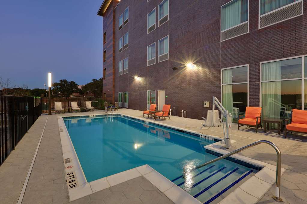 La Quinta Inn & Suites by Wyndham Lakeway - photo 24