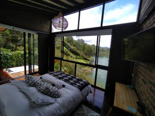 Cabaña con jacuzzi y acceso al embalse Portum III in El Penol, Colombia