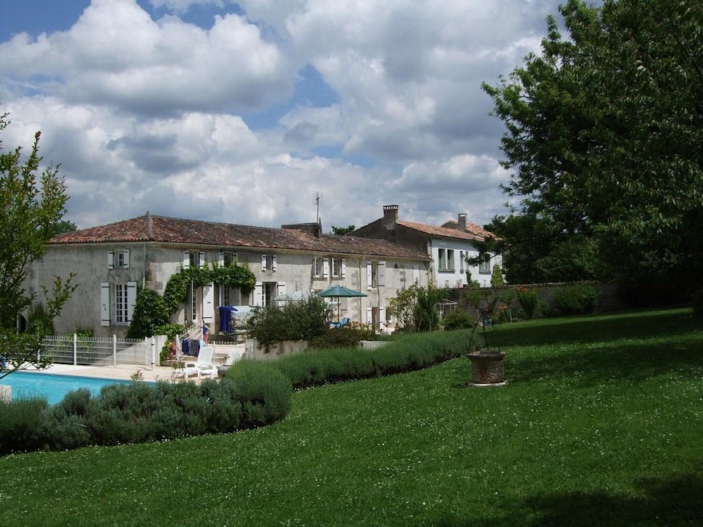 Beautiful Holiday Home With Private Pool — 4-Star Luxury Hotel in Saint-Sauvant, France