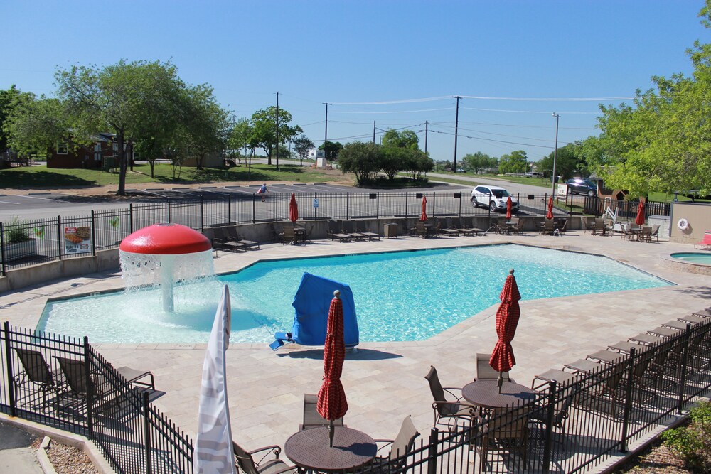 Sun Retreats Texas Hill Country - carbon neutral hotel in New Braunfels