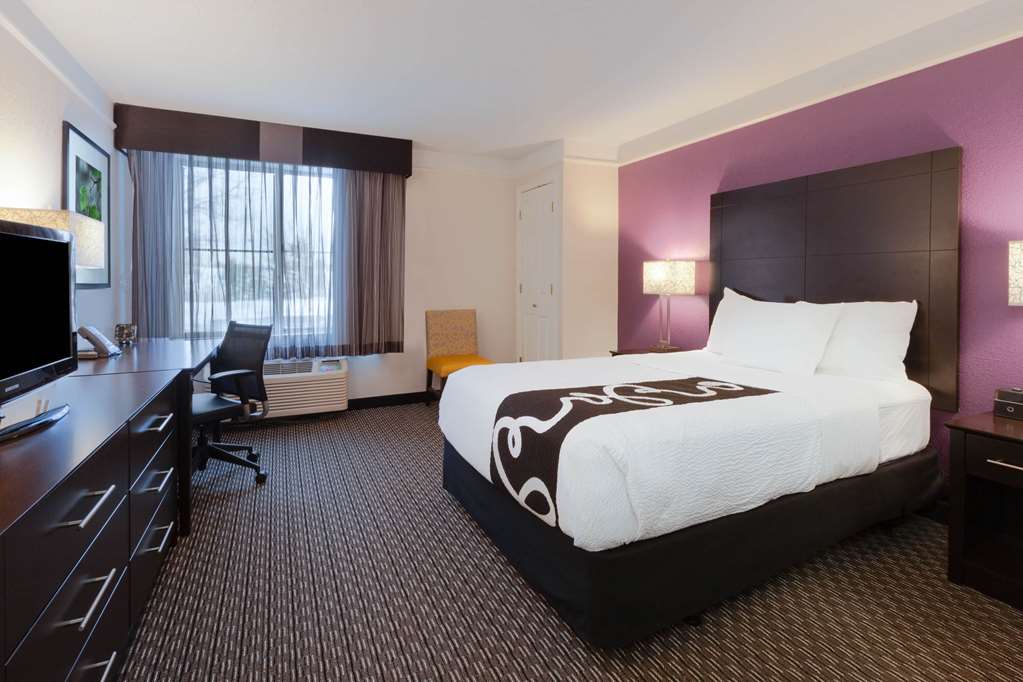 La Quinta Inn & Suites by Wyndham Detroit Utica - photo 13