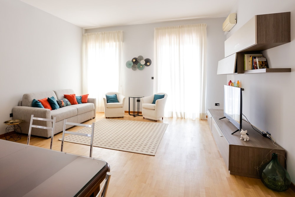 Riviera di Chiaia 207 — 4-Star Luxury Hotel in Naples, Italy
