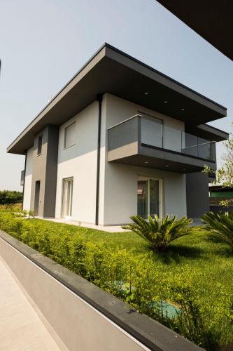 Marali Lake Apartments Di Enrica Bianchera — 4-Star Luxury Hotel in Desenzano Del Garda, Italy