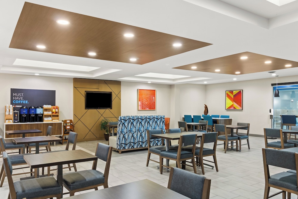 Holiday Inn Express and Suites Fairmont by IHG - photo 55