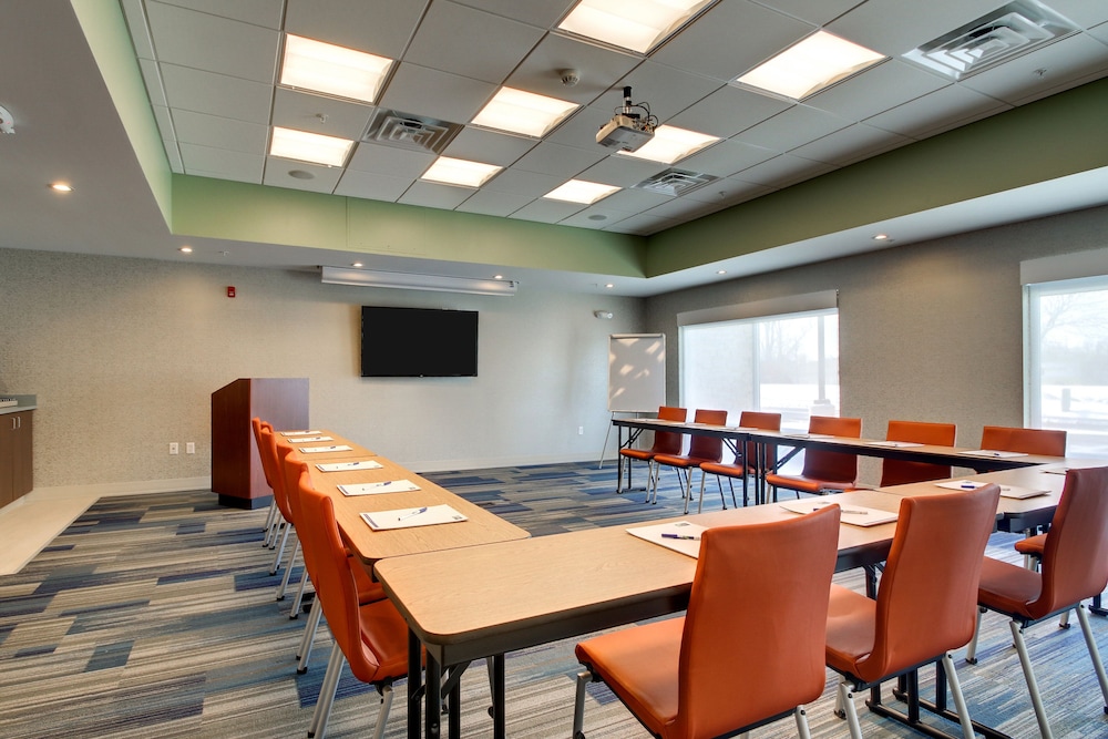 Holiday Inn Express & Suites Galesburg by IHG - photo 57