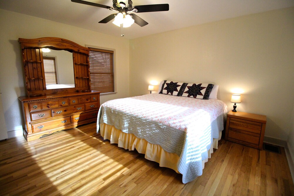 Peach Tree Inn & Suites - photo 12