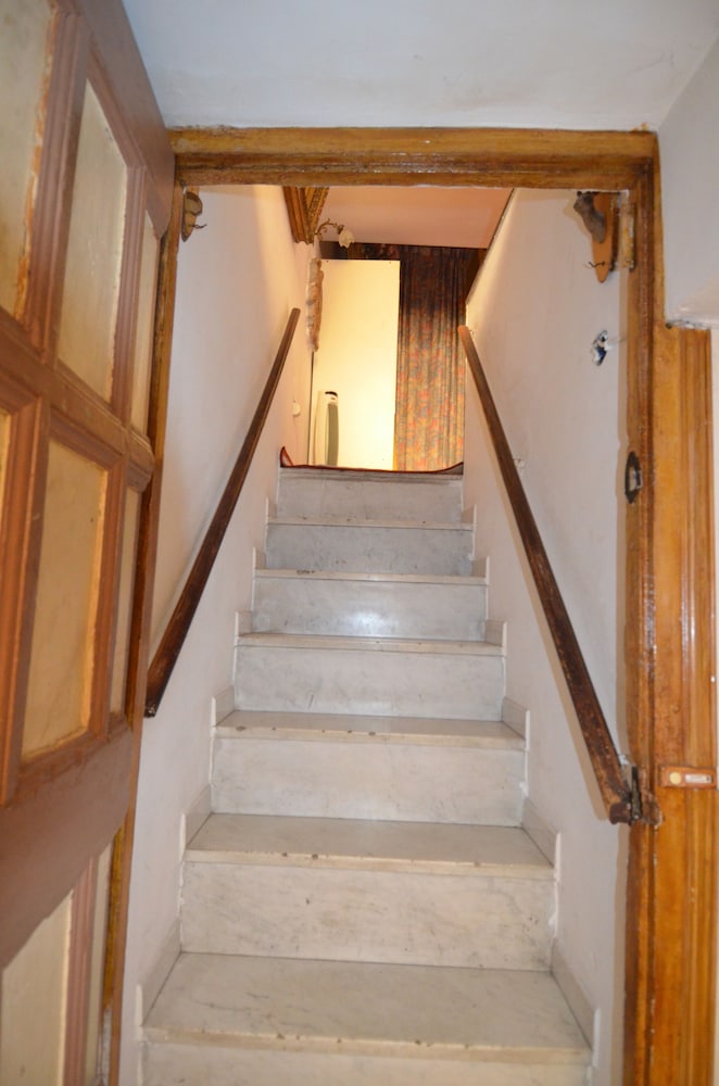 Period apartment 5 period in Old Nice near tramway — 4-Star Luxury Hotel in Nice, France