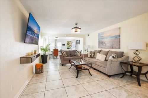 5 minutes walk to beach 4BR 2baths in Daytona Beach, United States