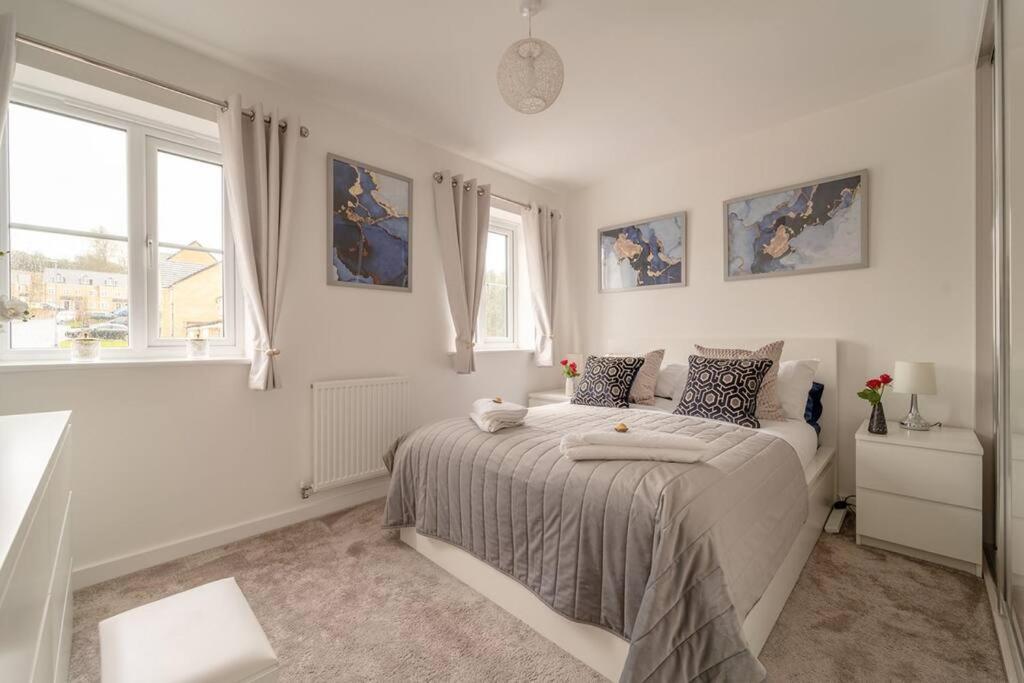 Stylish 3 Bed 3 Bath Garden & Drive for 2 cars — hotel in Colne