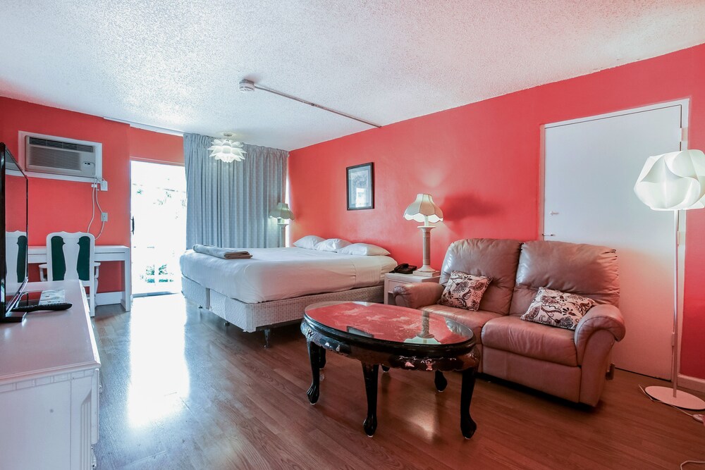 Camelot Waterfront Inn - photo 6