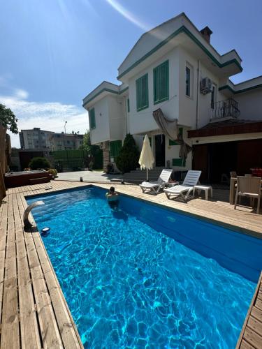 Yeşil Panjurlu Bahçeli Villa — 4-Star Luxury Hotel in Niluefer, Turkey