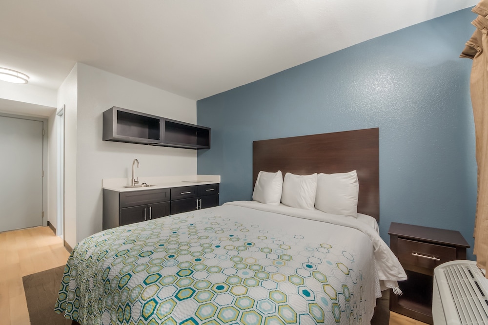 HomeTowne Studios by Red Roof San Antonio Seaworld Northwest - photo 9