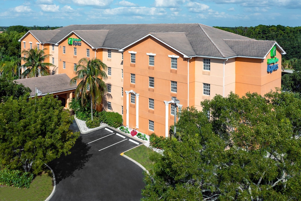 Holiday Inn Express & Suites Naples North Bonita Springs by IHG - photo 59